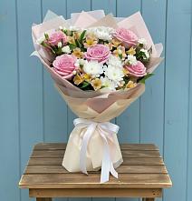 Букет цветов из:  Гвоздики, Орхидеи и Розы в Кыштовке