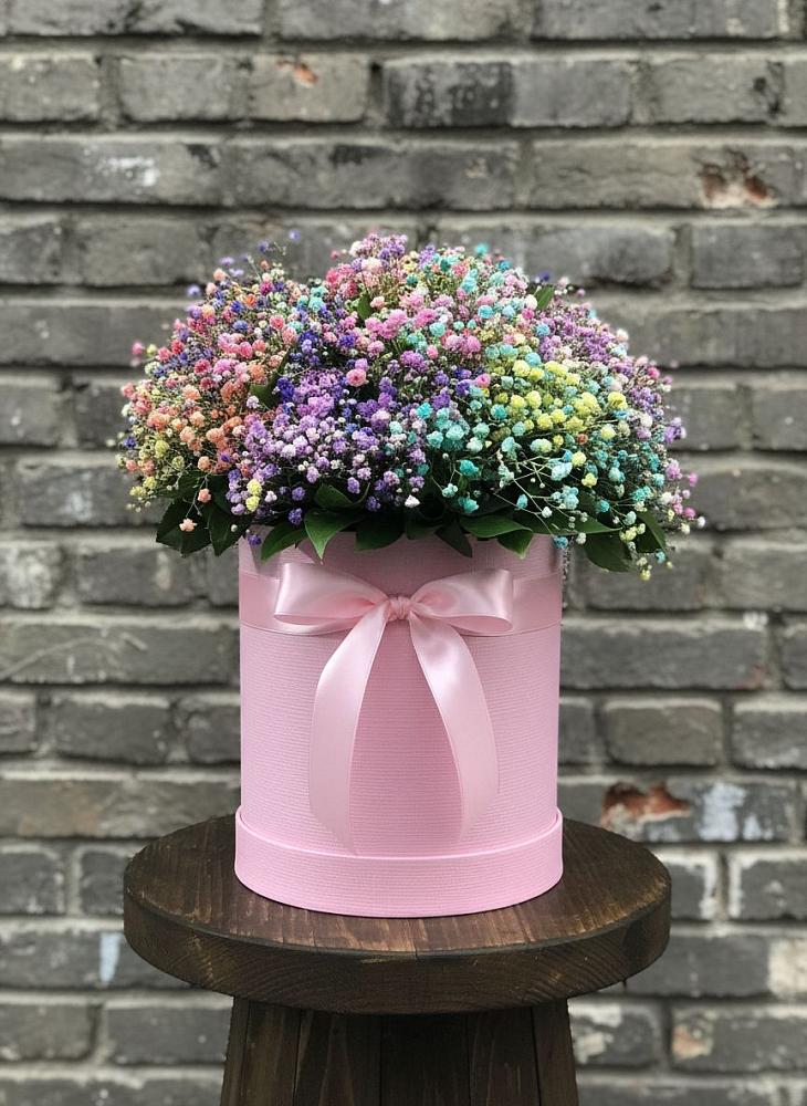Цветочная композиция из Гипсофила и Розы в шляпной коробке в Кыштовке