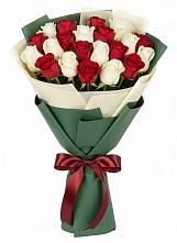 Букет Микс из красных и белых роз в Кыштовке
