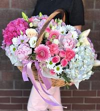 Цветочная композиция из Розы, Хризантемы, Пионы и Лизиантусы в корзине в Кыштовке