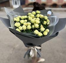 Букет Белые кустовые розы Солинеро в Кыштовке
