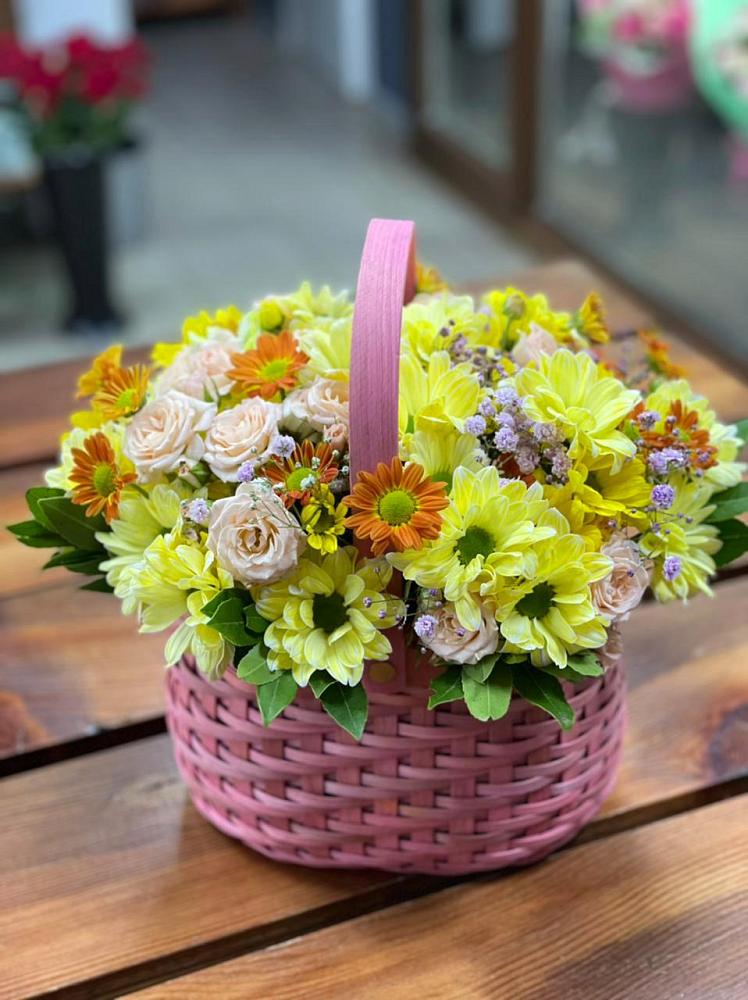 Цветочная композиция из Хризантемы и Розы в корзине в Кыштовке