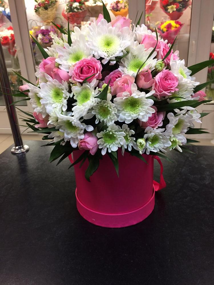 Цветочная композиция из Розы и Хризантемы в шляпной коробке в Кыштовке