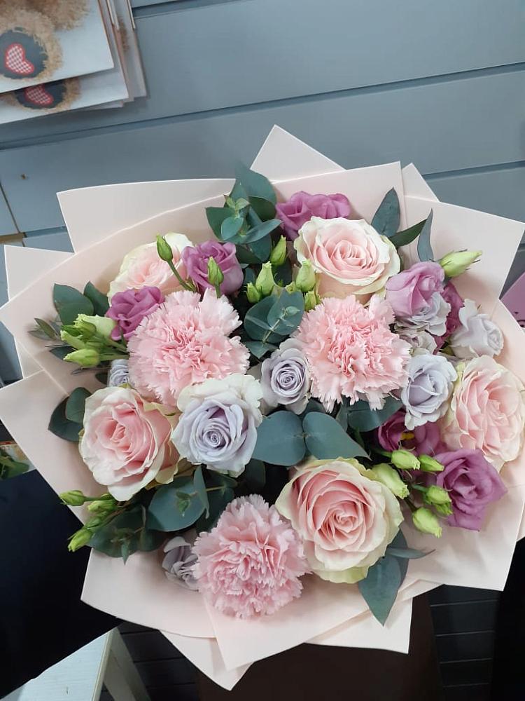 Букет цветов из: Розы, Гвоздики и Лизиантусы в Кыштовке